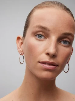 Pendientes de aro de oro blanco de 18K con 50 diamantes en talla brillante con un total de 0,74 cts