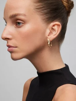 Pendientes de aro de oro amarillo de 18K con 52 diamantes en talla brillante con un total de 0,16 cts y forma de tigre