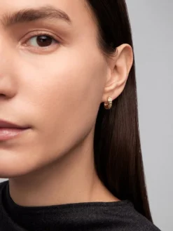 Pendientes de aro de oro amarillo de 18K con 40 diamantes en talla brillante con un total de 0,18 cts