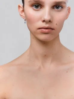 Pendientes de aro de oro blanco de 18K con zafiros azules en talla pera de 0,51 cts y diamantes blancos en talla brillante de 0,16 cts