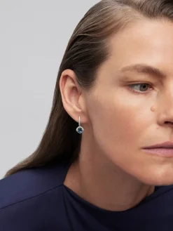 Pendientes de aro de oro blanco de 18K con 2 topacios azul london en talla cushion con un total de 2,16 cts y 52 diamantes en talla brillante con un total de 0,49 cts