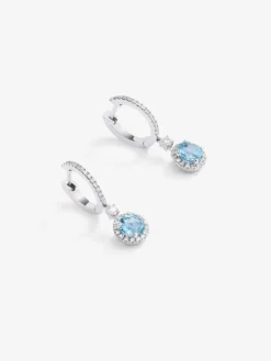 Pendientes de aro de oro blanco de 18K con 2 topacios azul swiss en talla brillante con un total de 1,13 cts y 60 diamantes en talla brillante con un total de 0,24 cts