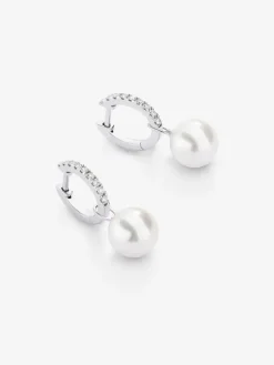 Pendientes de aro de oro blanco de 18K con 18 diamantes en talla brillante con un total de 0,21 cts y 2 perlas akoya de 8,5mm