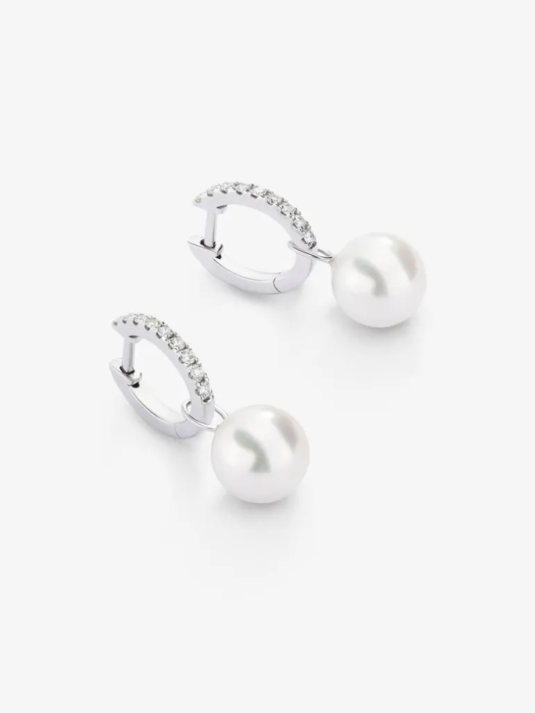 Pendientes de aro de oro blanco de 18K con 18 diamantes en talla brillante con un total de 0,21 cts y 2 perlas akoya de 8,5mm