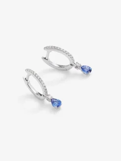 Pendientes de aro de oro blanco de 18K con zafiros azules en talla pera de 0,51 cts y diamantes blancos en talla brillante de 0,16 cts
