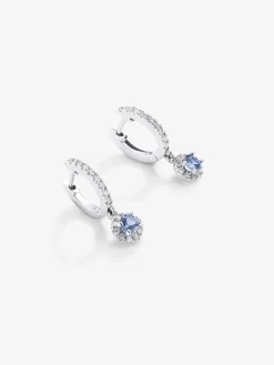 Pendientes de aro de oro blanco de 18K con 38 diamantes en talla brillante con un total de 0,29 cts y 2 zafiros azules en talla brillante con un total de 0,37 cts