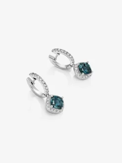Pendientes de aro de oro blanco de 18K con 2 topacios azul london en talla cushion con un total de 2,16 cts y 52 diamantes en talla brillante con un total de 0,49 cts