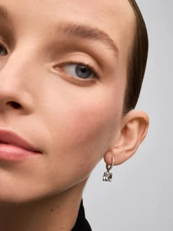 Pendientes de aro de oro blanco de 18K con 2 amatistas verdes con un total de 3,27 cts y 18 diamantes con un total de 0,14 cts