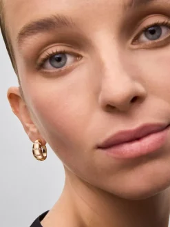 Pendientes de aro de oro amarillo de 18K con pavé de diamantes en talla brillante