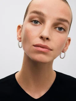 Pendientes de aro de oro blanco de 18K con 90 diamantes blancos en talla brillante con un total de 2,64 cts