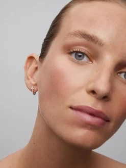 Pendientes de aro de oro blanco de 18K con 22 diamantes en talla brillante con un total de 0,28 cts