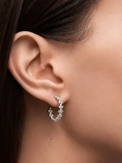 Pendientes de aro de oro blanco de 18K con 66 diamantes en talla brillante con un total de 1,01 cts