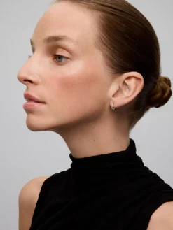 Pendientes de aro de oro blanco de 18K con 22 diamantes en talla brillante con un total de 0,13 cts