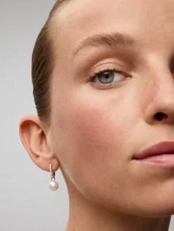Pendientes de aro de oro blanco de 18K con 18 diamantes en talla brillante con un total de 0,21 cts y 2 perlas akoya de 8,5mm