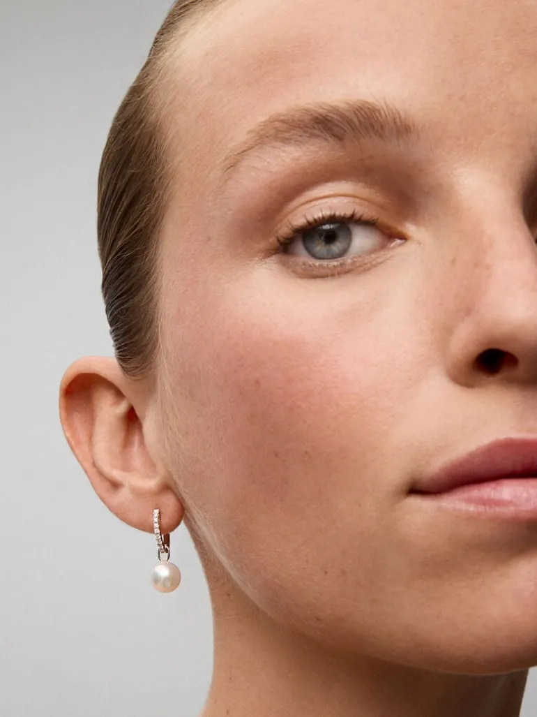 Pendientes de aro de oro blanco de 18K con 18 diamantes en talla brillante con un total de 0,21 cts y 2 perlas akoya de 8,5mm
