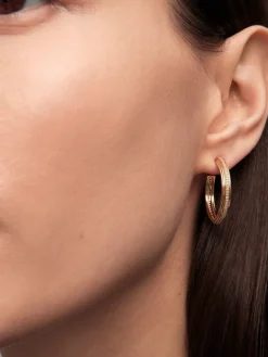 Pendientes de aro de oro amarillo de 18K con 124 diamantes en talla brillante con un total de 0,3 cts