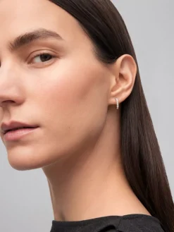Pendientes de aro de oro amarillo de 18K con 14 diamantes blancos en talla brillante con un total de 0,39 cts