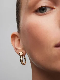 Pendientes de aro de oro amarillo de 18K con 52 diamantes en talla brillante con un total de 0,16 cts y forma de tigre