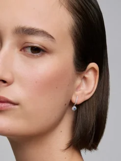 Pendientes de aro de oro blanco de 18K con 38 diamantes en talla brillante con un total de 0,29 cts y 2 zafiros azules en talla brillante con un total de 0,37 cts
