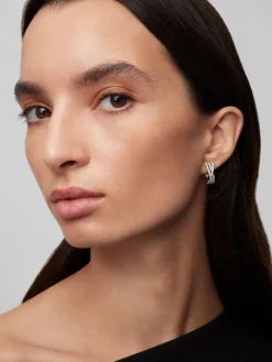Pendientes de aro múltiple de oro blanco de 18K con 68 diamantes en talla brillante con un total de 0,74 cts