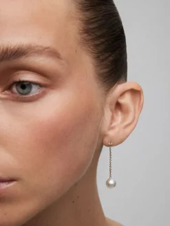 Pendientes de cadena de oro rosa de 18K con 2 diamantes en talla brillante con un total de 0,22 cts y 2 perlas 9mm