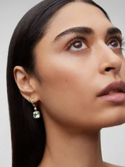 Pendientes de oro amarillo de 18K con 2 amatistas verdes en talla cushion con un total de 6,4 cts y 2 diamantes en talla brillante con un total de 0,21 cts