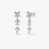 Pendientes de oro blanco de 18K con 62 diamantes en talla brillante con un total de 1,07 cts
