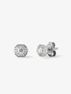 Pendientes de oro blanco de 18K con 2 diamantes centrales en talla brillante con un total de 0,2 cts y orla de 24 diamantes en talla brillante con un total de 0,1 cts
