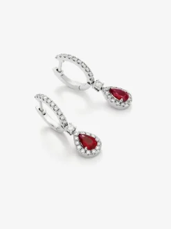 Pendientes de oro blanco de 18K con rub&iacute;es rojo intenso en talla pera de 0,88 cts y diamantes blancos en talla brillante de 0,48 cts
