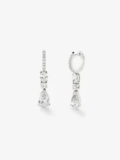 Pendientes de oro blanco de 18K con 2 diamantes en talla pera con un total de 3,06 cts y 22 en talla brillante con un total de  1,38 cts