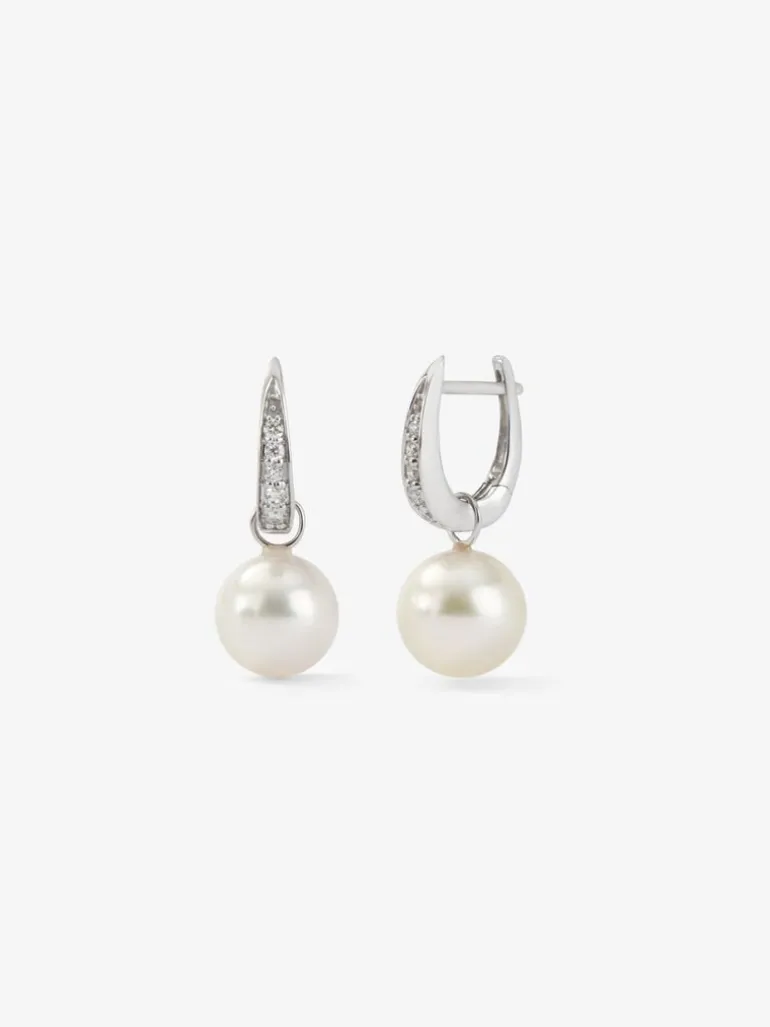 Pendientes de oro blanco de 18K con 2 perlas de 9,5mm y 10 diamantes en talla brillante con un total de 0,12 cts