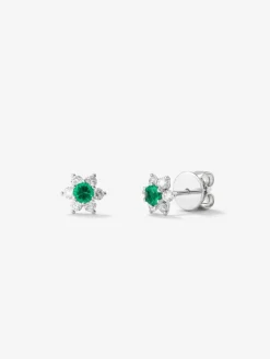 Pendientes de oro blanco de 18K con 2 esmeraldas en talla brillante con un total de 0,18 cts y 12 diamantes en talla brillante con un total de 0,34 cts