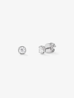 Pendientes de oro blanco de 18K con 2 diamantes en talla brillante con un total de 0,5 cts