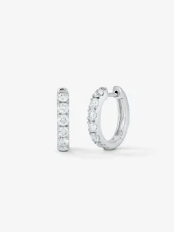 Pendientes de oro blanco de 18K con 12 diamantes en talla brillante con un total de 0,96 cts