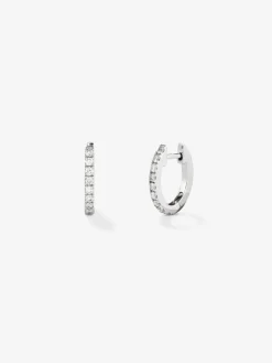 Pendientes de oro blanco de 18K con 18 diamantes en talla brillante con un total de 0,26 cts