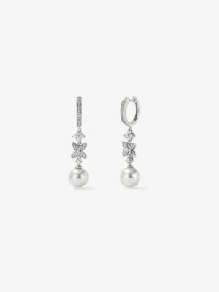 Pendientes de oro blanco de 18K con 52 diamantes en talla brillante con un total de 0,59 cts y 2 perlas akoya de 8,5 mm