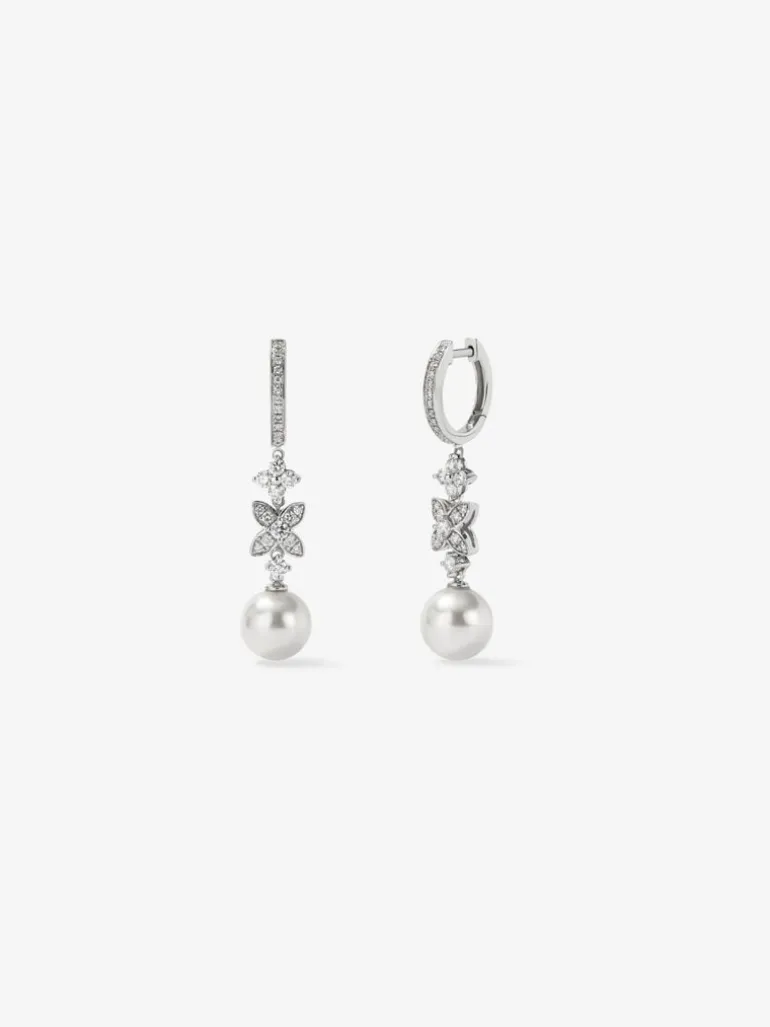 Pendientes de oro blanco de 18K con 52 diamantes en talla brillante con un total de 0,59 cts y 2 perlas akoya de 8,5 mm