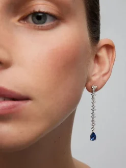 Pendientes de oro blanco de 18K con zafiros azules en talla pera de 2,63 cts y diamantes blancos en talla brillante de 2,12 cts