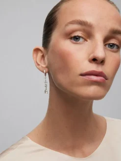 Pendientes de oro blanco de 18K con 64 diamantes en talla brillante con un total de 0,64 cts y 2 amatistas verdes en talla pera