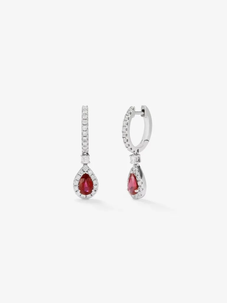 Pendientes de oro blanco de 18K con rubíes rojo intenso en talla pera de 0,88 cts y diamantes blancos en talla brillante de 0,48 cts