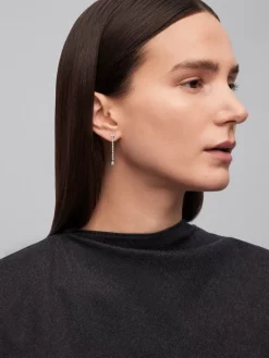Pendientes de oro blanco de 18K con 2 diamantes en talla pera con un total de 0,21 cts y 18 en talla brillante con un total de 0,34 cts