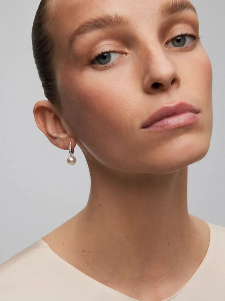 Pendientes de oro blanco de 18K con 2 perlas de 9,5mm y 10 diamantes en talla brillante con un total de 0,12 cts