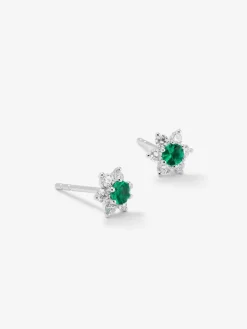 Pendientes de oro blanco de 18K con 2 esmeraldas en talla brillante con un total de 0,18 cts y 12 diamantes en talla brillante con un total de 0,34 cts