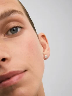 Pendientes de oro blanco de 18K con 18 diamantes en talla brillante con un total de 0,57 cts con forma de estrella