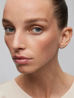 Pendientes de oro blanco de 18K con 2 diamantes en talla brillante con un total de 0,12 cts y 12 en talla marquise con un total de 0,59 cts
