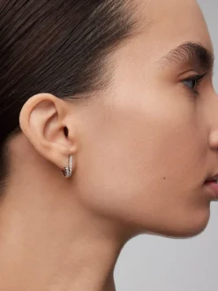 Pendientes de oro blanco de 18K con 32 diamantes en talla brillante con un total de 0,56 cts