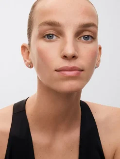 Pendientes de oro blanco de 18K con 26 diamantes en talla brillante con un total de 0,21 cts con forma de estrella