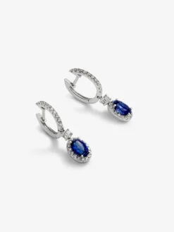 Pendientes de oro blanco de 18K con 2 zafiros azules en talla oval con un total de 0,69 cts y 36 diamantes en talla brillante con un total de 0,13 cts