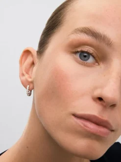 Pendientes de oro blanco de 18K con 12 diamantes en talla brillante con un total de 0,96 cts