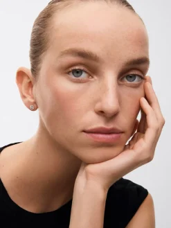 Pendientes de oro blanco de 18K con diamante solitario y orla de diamantes